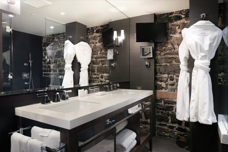 AUBERGE SAINT ANTOINE bathroom quebec cruise port hotels