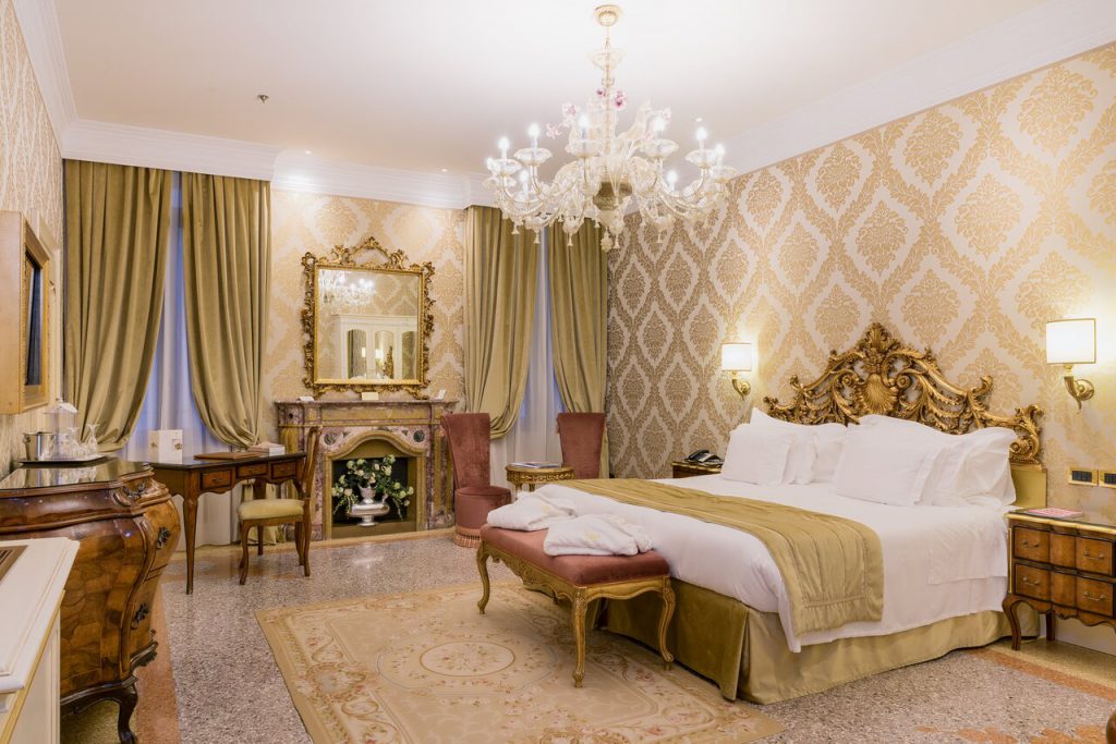 Ai Reali Venice room1 Cruise port hotels