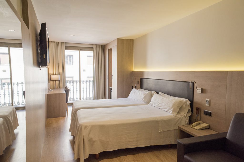 Lleo barcelona room1 cruise port hotels