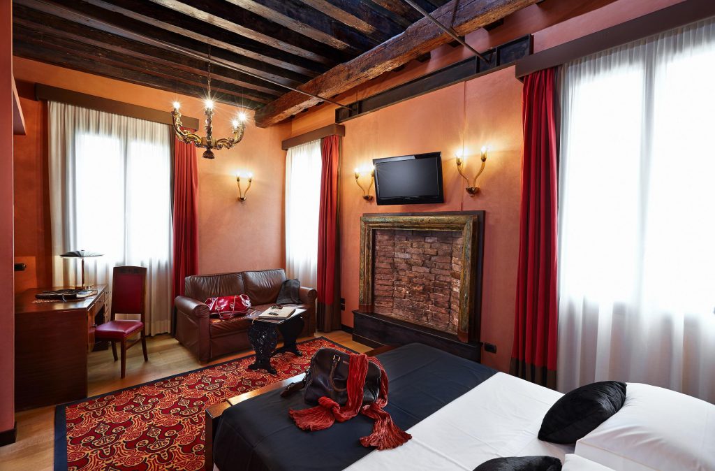 Saturnia Venice room5 cruise port hotels