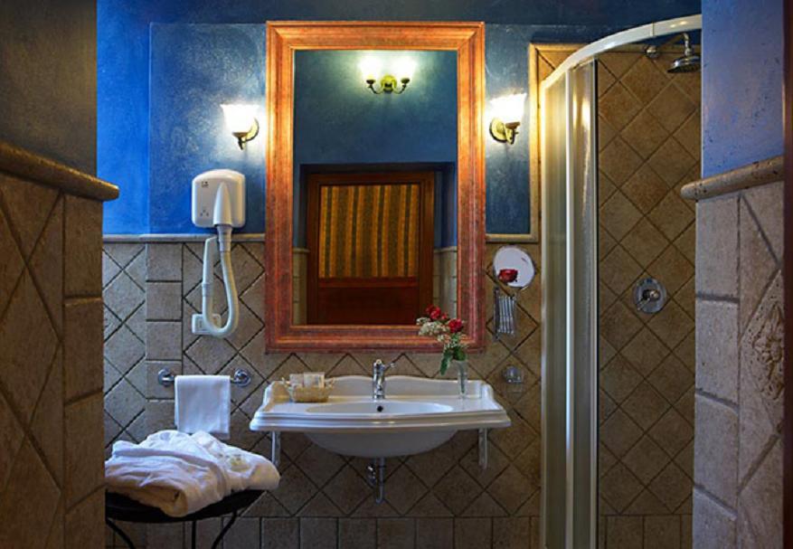 hotel golden bathroom1 Rome cruise port hotels