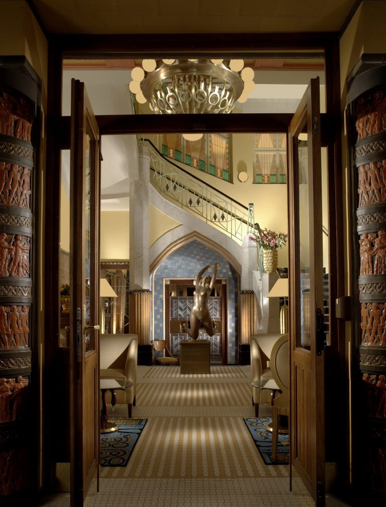 (1)-Hotel_entrance