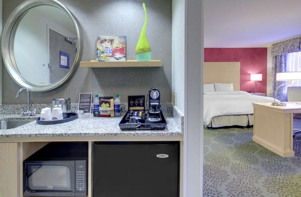 Hampton Inn & Suites by Hilton Miami Brickell Downtown guestroom