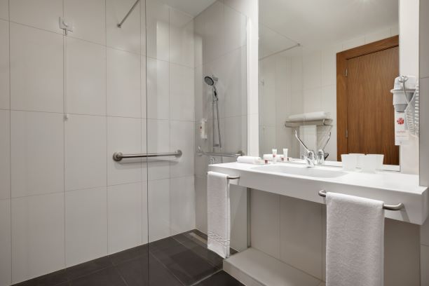 Ramada by Wyndham Lisbon - Accessible Bathroom - 1397497