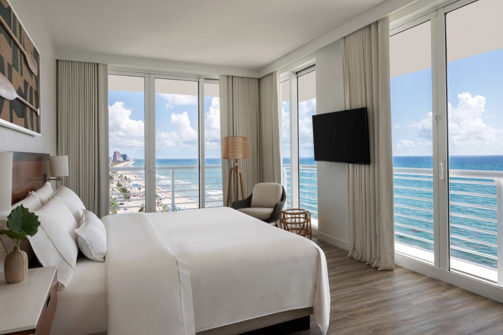 flllw-king-oceanview-hospitalitysuite-9222-hor-clsc