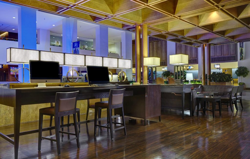 hilton-new-orleans-riverside-bar-cruise-port-hotels