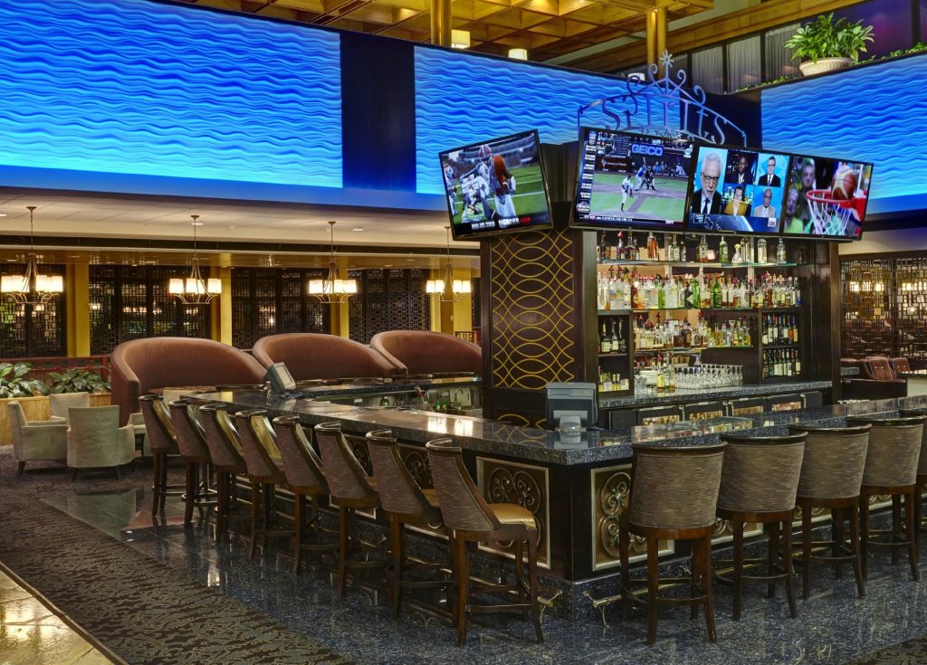 hilton-new-orleans-riverside-bar1-cruise-port-hotels