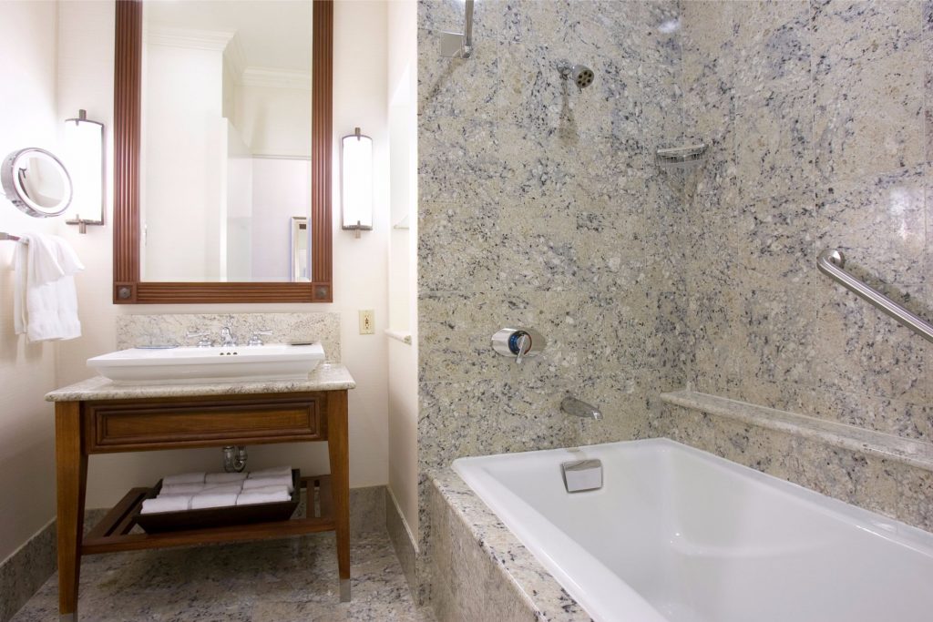 hilton-new-orleans-riverside-bathroom-cruise-port-hotels