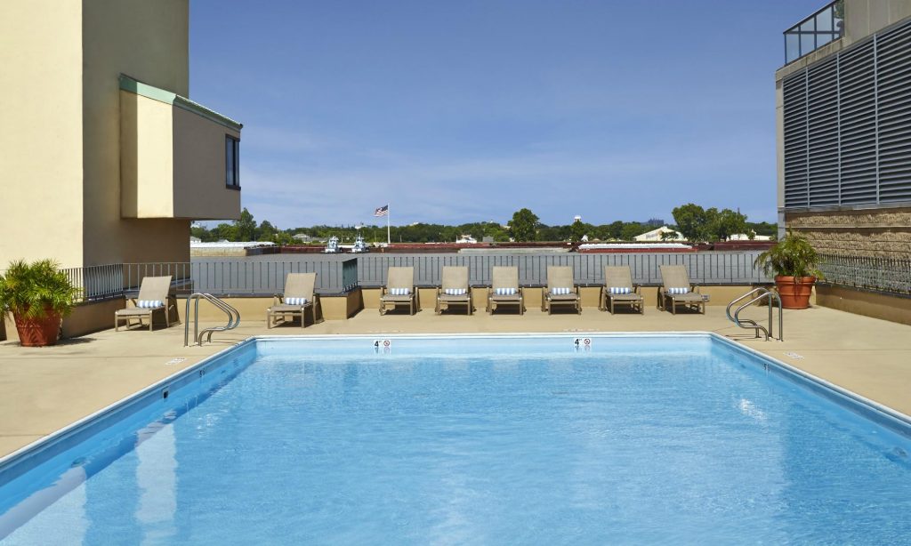 hilton-new-orleans-riverside-pool-cruise-port-hotels