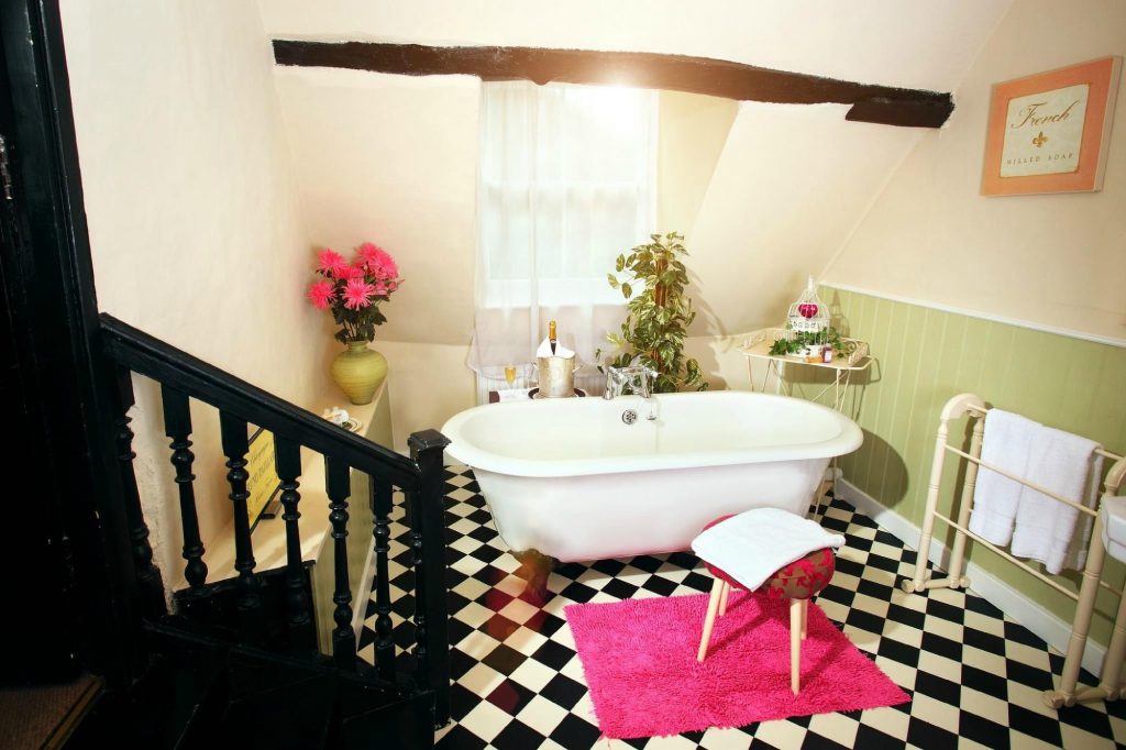 house-of-agnes-bathroom