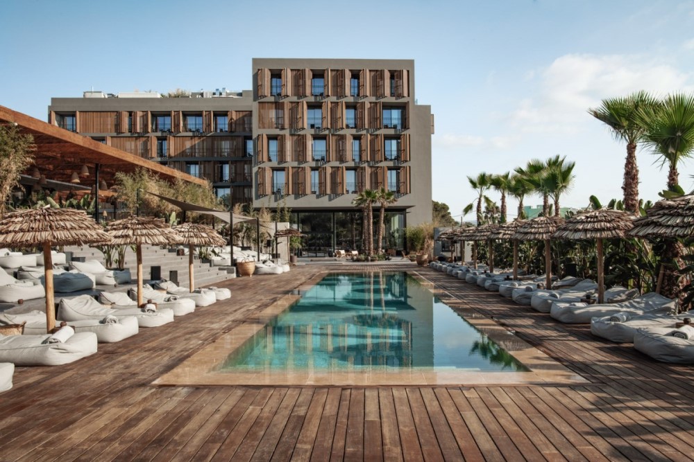 OKU-Ibiza-laidback-luxury-hotel-pool-exterior-by_Georg-Roske_2R6A5340_LowR