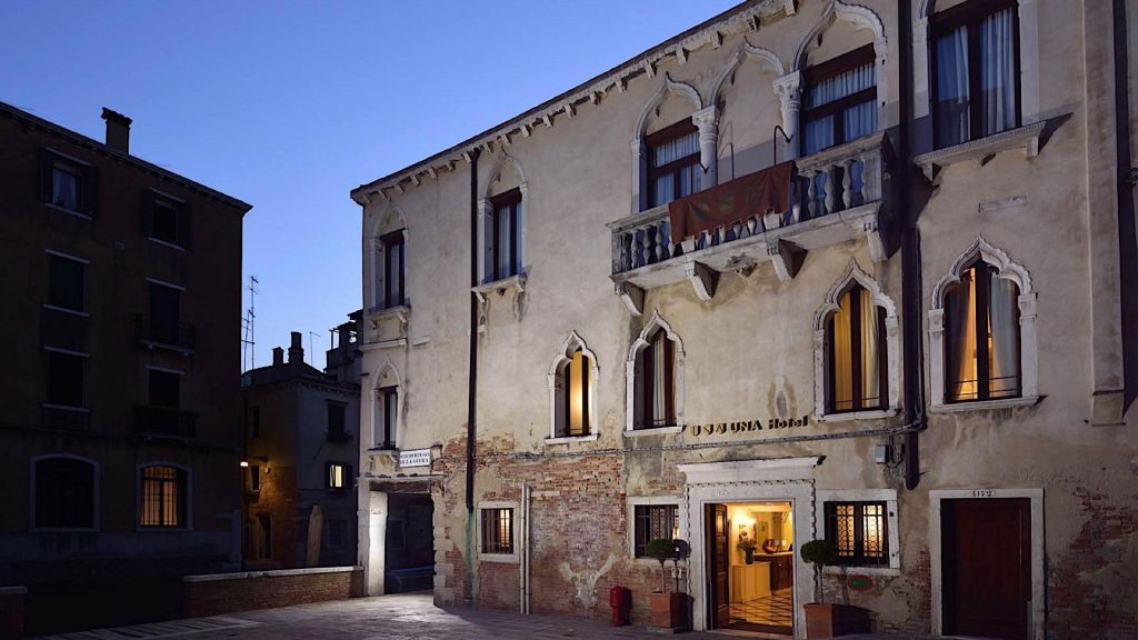 exterior-night-maison-venezia-wide