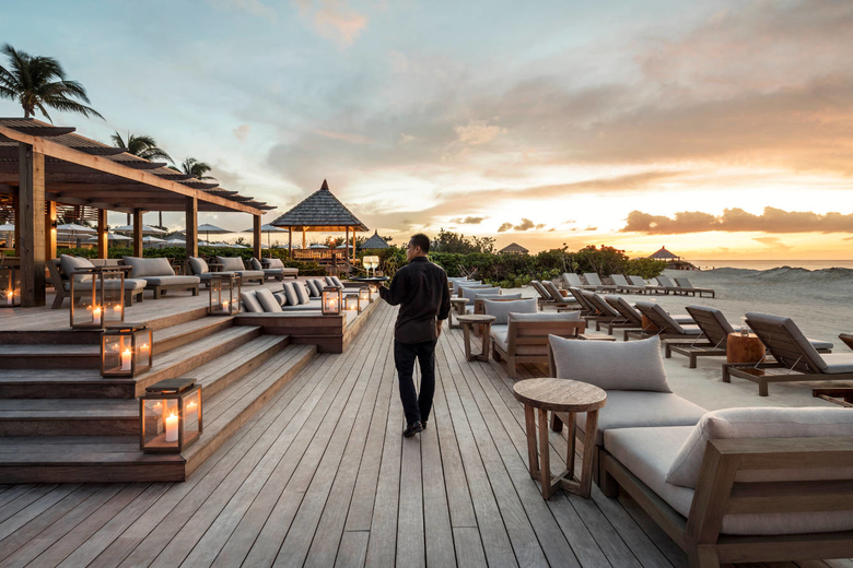 COMO-Parrot-Cay_COMO-Beach-Club_Service_Sunset-2