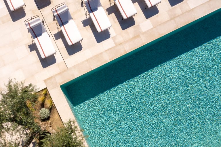 Lieux-Communs-Piscine-exterieure-1