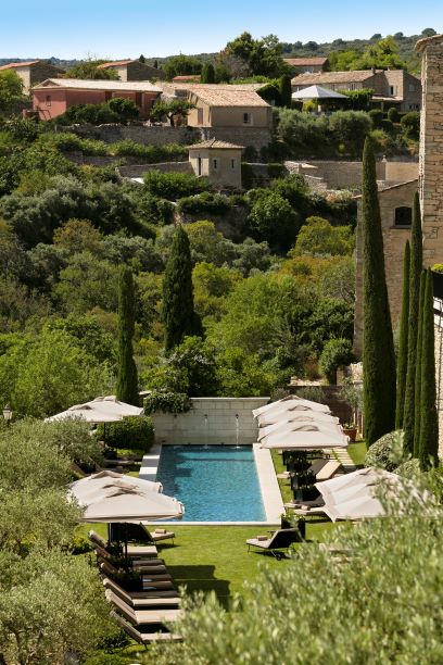 Piscine-exterieure-Vue-village
