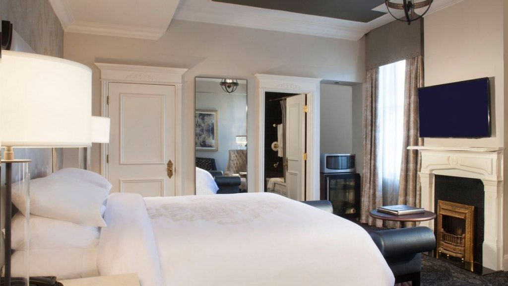 rooms-deluxe-king-at-le-pavillon